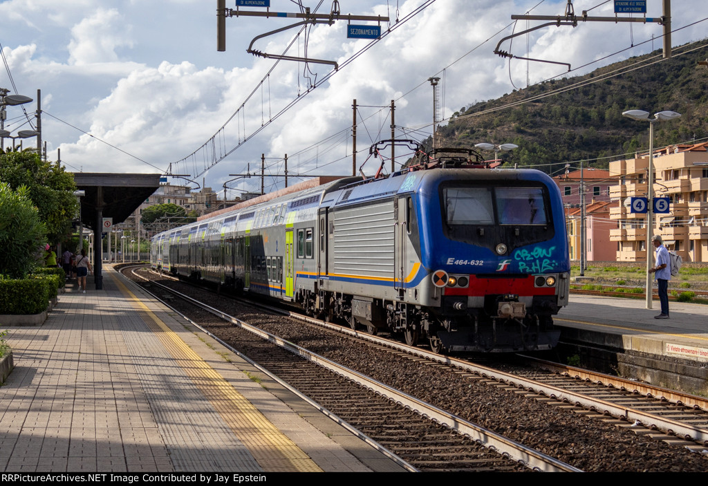 A "Vivalto" set arrives at Sestri Levante   